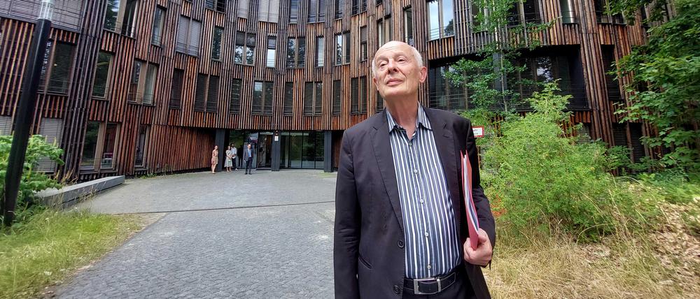 Hans Joachim Schellnhuber vor dem Potsdam-Institut für Klimafolgenforschung (PIK) auf dem Telegrafenberg.