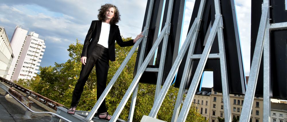 Die HAU-INtendantin Annemie Vanackere, auf dem Dach des HAU 2.