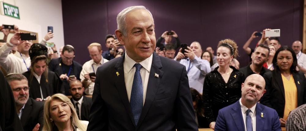 Der israelische Ministerpräsident Benjamin Netanjahu trifft vor dem Bezirksgericht in Tel Aviv ein