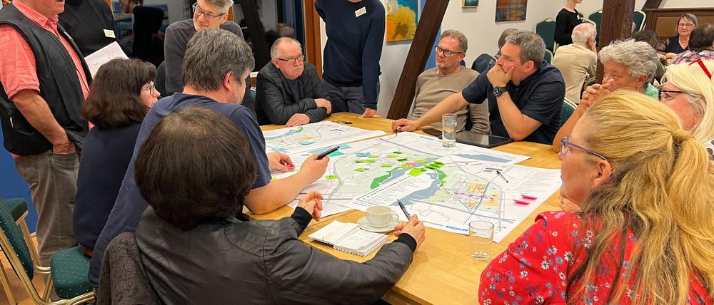 Beim zweiten Bürgerforum wurde von den Marquardter Bürgerinnen und Bürgern intensiv an der Planung mitgearbeitet.