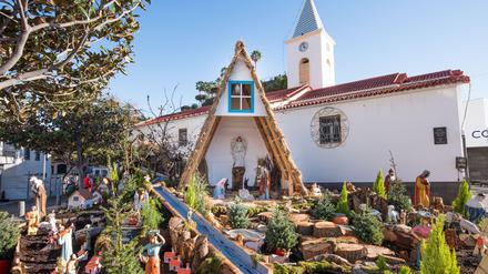 Krippe im Zentrum von Câmara de Lobos, mit dem Jesuskind in einem traditionellen Santana-Haus statt im Stall.