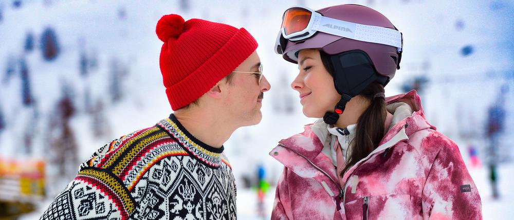 Winterfreuden. Makler Thomas (Florian David Fitz) und Schauspielerin Anna (Janina Uhse) laden die bucklige Verwandtschaft in „Der Spitzname“ zur Hochzeit ein.