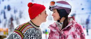 Winterfreuden. Makler Thomas (Florian David Fitz) und Schauspielerin Anna (Janina Uhse) laden die bucklige Verwandtschaft in „Der Spitzname“ zur Hochzeit ein.