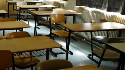 ARCHIV - Ein leeres Klassenzimmer, fotografiert am 22.06.2017 in Berlin in einer Berliner Schule. (zu dpa «WE-Umfrage Schulschwänzer» vom 24.03.2018) Foto: Jens Kalaene/dpa-Zentralbild/dpa +++ dpa-Bildfunk +++