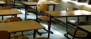 ARCHIV - Ein leeres Klassenzimmer, fotografiert am 22.06.2017 in Berlin in einer Berliner Schule. (zu dpa «WE-Umfrage Schulschwänzer» vom 24.03.2018) Foto: Jens Kalaene/dpa-Zentralbild/dpa +++ dpa-Bildfunk +++