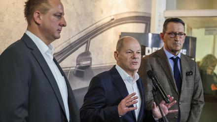Benjamin Gruschka (l-r), Betriebsratschef Ford Deutschland, Bundeskanzler Olaf Scholz (SPD) und Marcus Wassenberg, Geschäftsführer der Ford Werke, sprechen am Rande der Betriebsversammlung mit Medienvertretern.