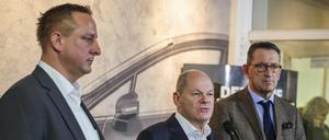 Benjamin Gruschka (l-r), Betriebsratschef Ford Deutschland, Bundeskanzler Olaf Scholz (SPD) und Marcus Wassenberg, Geschäftsführer der Ford Werke, sprechen am Rande der Betriebsversammlung mit Medienvertretern.