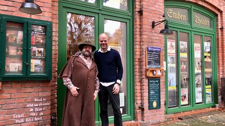 Albrecht „Zille“ Hoffmann und Benjamin Stoll vor dem Stubentheater in der Altstadt Köpenick / Copyright: Julia Schmitz
