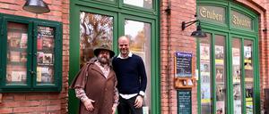 Albrecht „Zille“ Hoffmann und Benjamin Stoll vor dem Stubentheater in der Altstadt Köpenick / Copyright: Julia Schmitz
