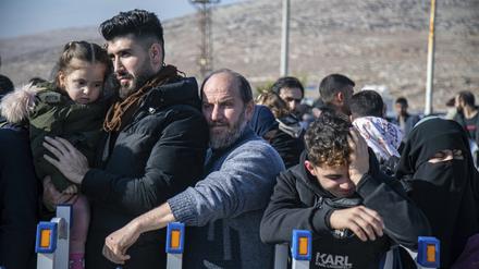 Syrer warten am Cilvegozu-Grenztor in der Nähe der südtürkischen Stadt Antakya darauf, von der Türkei nach Syrien zu gelangen. 