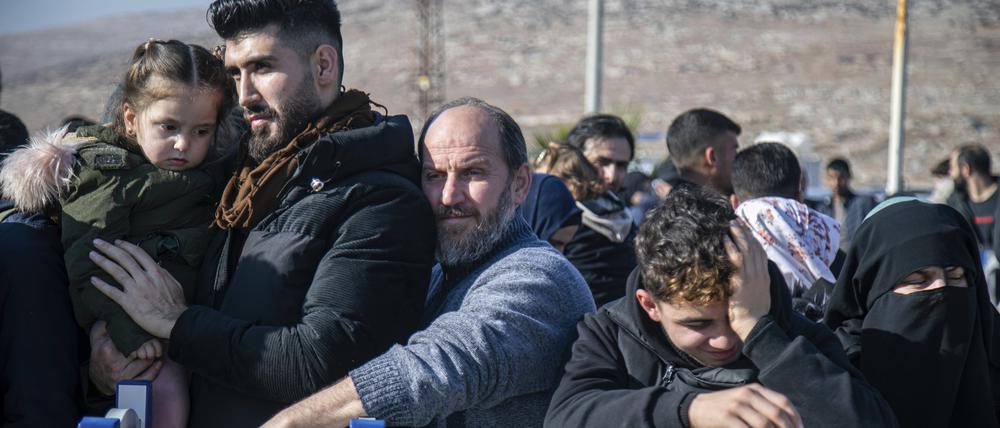 Syrer warten am Cilvegozu-Grenztor in der Nähe der südtürkischen Stadt Antakya darauf, von der Türkei nach Syrien zu gelangen.