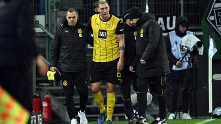 Dortmunds Niklas Süle geht im Spiel gegen Mönchengladbach verletzt vom Platz. 