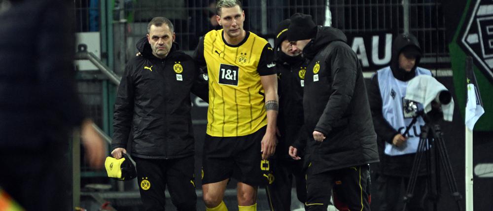 Dortmunds Niklas Süle geht im Spiel gegen Mönchengladbach verletzt vom Platz.