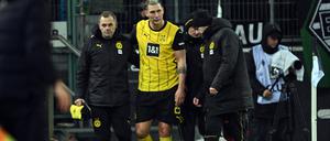 Dortmunds Niklas Süle geht im Spiel gegen Mönchengladbach verletzt vom Platz. 