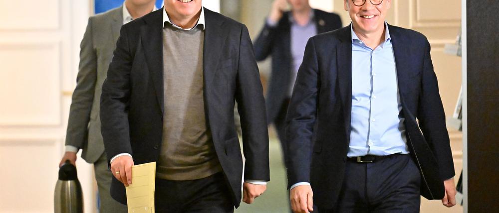 Thüringens CDU-Chef Mario Voigt, hier mit SPD-Landeschef Georg Maier, will Ministerpräsident werden - am liebsten im ersten Wahlgang. Dafür braucht er aber auch die Linke.