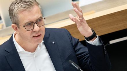 Finanzsenator Stefan Evers sieht für seinen Haushalt 2025 erhebliche Risiken. (Archivbild)