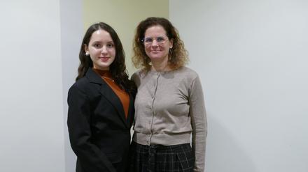 Zwei vom Spandauer Besuchsdienst: Schülerin Maria Trofimov (links), die ehrenamtlich tätig ist, und Sozialpädagogin Christiane Ginkel.