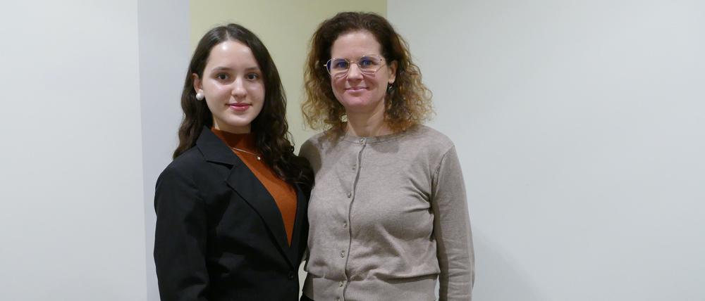 Zwei vom Spandauer Besuchsdienst: Schülerin Maria Trofimov (links), die ehrenamtlich tätig ist, und Sozialpädagogin Christiane Ginkel.