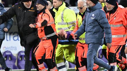 Dramatische Situation: Florenz' Spieler Edoardo Bove wird nach seinem Zusammenbruch vom Platz getragen. 