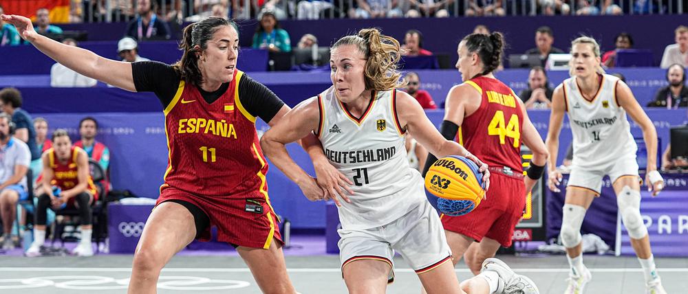 Svenja Brunckhorst (re.) feierte mit der Goldmedaille das perfekte Ende ihrer Basketball-Karriere.