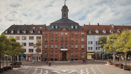 Der Schlossplatz mit dem Alten Rathaus, in dem heute das Stadtmuseum untergebracht ist. 