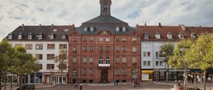 Der Schlossplatz mit dem Alten Rathaus, in dem heute das Stadtmuseum untergebracht ist. 
