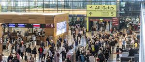 Fluggäste warten im Terminal des BER auf ihre Abfertigung.