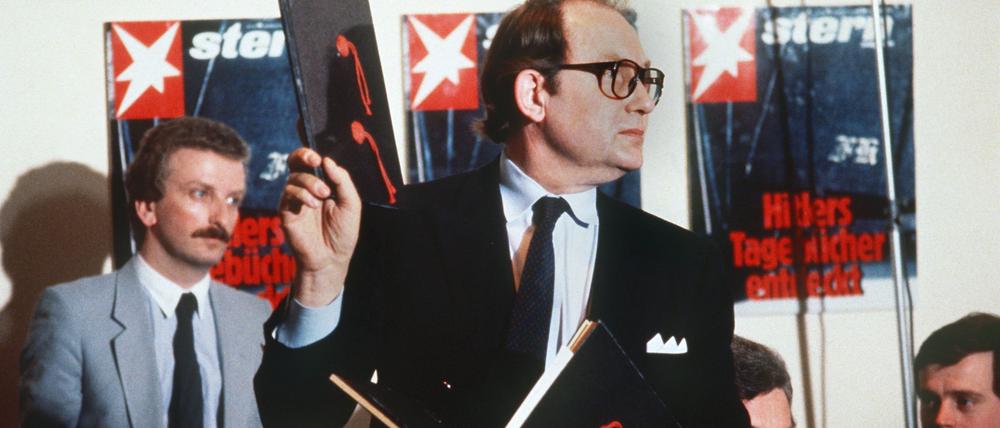 „Stern“-Reporter Gerd Heidemann präsentierte 1983 auf einer Pressekonferenz des Hamburger Magazins „Stern“ die angeblichen Hitler-Tagebücher. (Archivbild)
