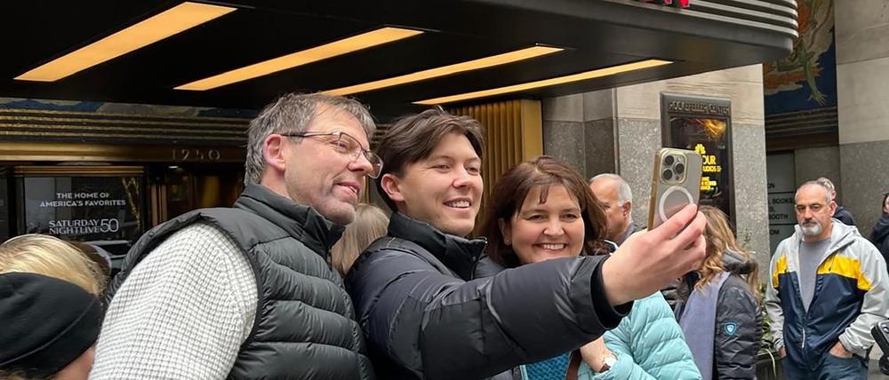 Familie Ewerdwalbesloh vor dem Eingang zum Studio. (Handout)