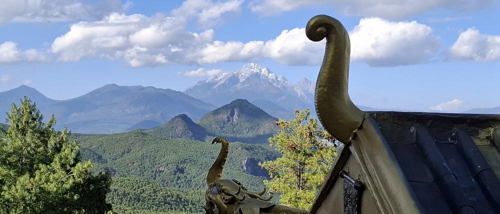 Jahrtausendealtes Gestein trifft auf jahrhundertealte Tempel.