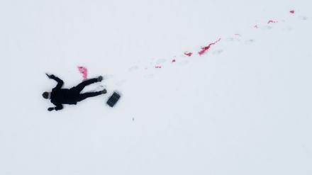 Tödliches Ende. Eine bewaffnete Leiche im Schnee.