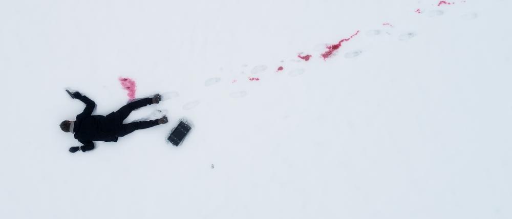 Tödliches Ende. Eine bewaffnete Leiche im Schnee.