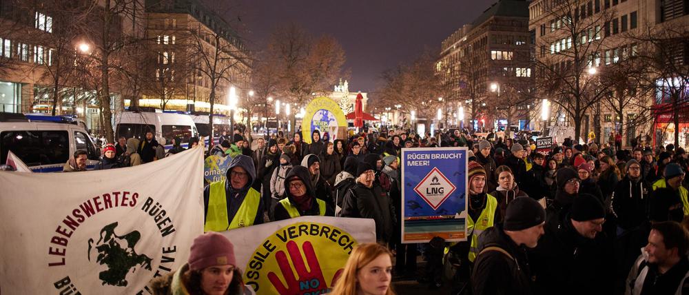 Mehr als 100 Menschen demonstrieren gegen eine Wirtschaftskonferenz zum Thema Flüssiggas