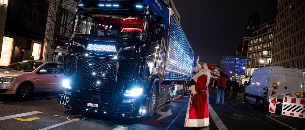 Trotz kritischer Stimmen hält ein Weihnachts-Truck nahe dem Breitscheidplatz.