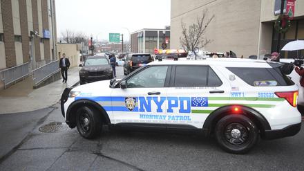 New Yorker Polizeibeamte treffen beim Altoona Police Department ein, wo ein Mann mit einer Waffe, die der bei der Ermordung von Brian Thompson, CEO von UnitedHealthcare, verwendeten ähnlich sein soll, in Polizeigewahrsam genommen wurde. 