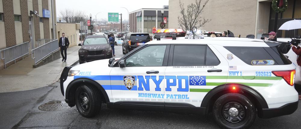 New Yorker Polizeibeamte treffen beim Altoona Police Department ein, wo ein Mann mit einer Waffe, die der bei der Ermordung von Brian Thompson, CEO von UnitedHealthcare, verwendeten ähnlich sein soll, in Polizeigewahrsam genommen wurde.