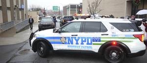 New Yorker Polizeibeamte treffen beim Altoona Police Department ein, wo ein Mann mit einer Waffe, die der bei der Ermordung von Brian Thompson, CEO von UnitedHealthcare, verwendeten ähnlich sein soll, in Polizeigewahrsam genommen wurde. 