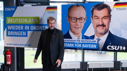 Markus Söder, CSU-Vorsitzender und Ministerpräsident von Bayern, präsentiert nach einer Sitzung des CSU-Vorstand in der Parteizentrale ein Wahlplakat für die Bundestagswahl im Februar mit einem Foto von Söder und Merz. 