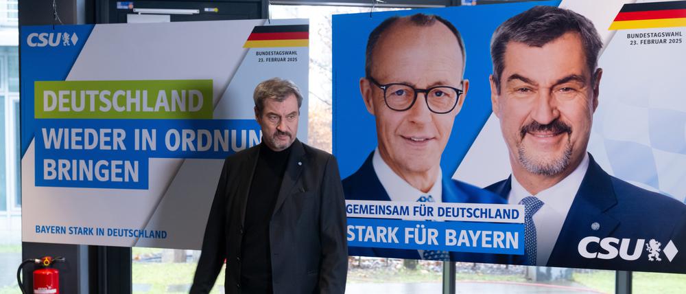 Markus Söder, CSU-Vorsitzender und Ministerpräsident von Bayern, präsentiert nach einer Sitzung des CSU-Vorstand in der Parteizentrale ein Wahlplakat für die Bundestagswahl im Februar mit einem Foto von Söder und Merz. 