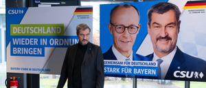 Markus Söder, CSU-Vorsitzender und Ministerpräsident von Bayern, präsentiert nach einer Sitzung des CSU-Vorstand in der Parteizentrale ein Wahlplakat für die Bundestagswahl im Februar mit einem Foto von Söder und Merz. 