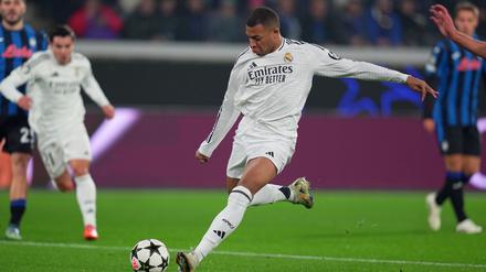 Kylian Mbappé schießt das 1:0 für Real.