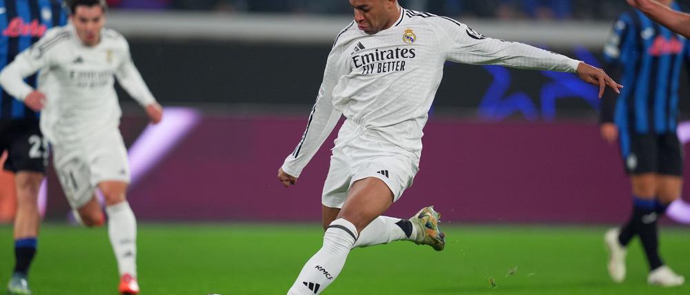 Kylian Mbappé schießt das 1:0 für Real.