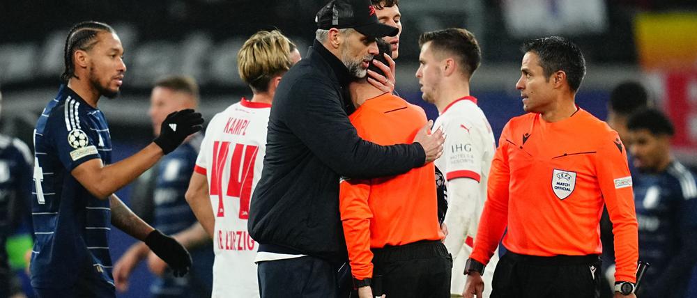 Marco Rose tröstete nach dem Spiel nicht nur seine Profis - sondern auch Linienrichter Alessandro Giallatini.