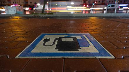 Die Bundesregierung wollte bis zum Jahr 2030 mindestens 15 Millionen Batterieautos auf den Straßen. Nach Hochrechnung der Unternehmensberatung Deloitte könnten es gut 11 Millionen werden.