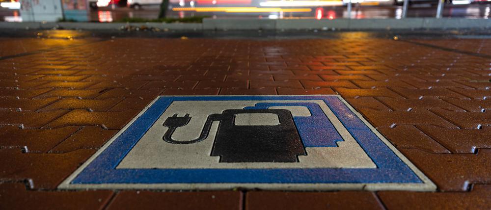 Die Bundesregierung wollte bis zum Jahr 2030 mindestens 15 Millionen Batterieautos auf den Straßen. Nach Hochrechnung der Unternehmensberatung Deloitte könnten es gut 11 Millionen werden. 