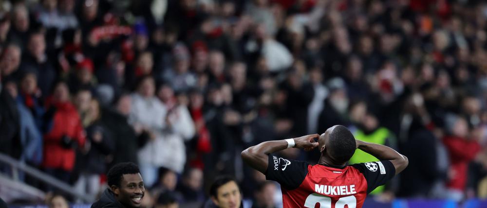 Jubel mit den Bayer-Fans: Nordi Mukiele.
