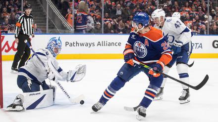 Leon Draisaitl erzwang ein Eigentor und führte die Oilers zum Sieg gegen Tampa Bay.