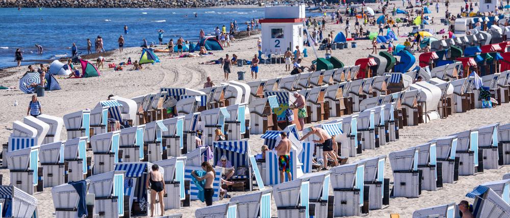 Sommerurlauber am Ostseestrand in Warnemünde. Im Zeitraum von Januar bis Oktober erzielte der Deutschland-Tourismus mit gut 433 Millionen Übernachtungen einen Rekord.