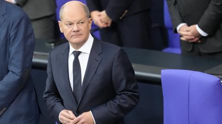  Bundeskanzler Olaf Scholz (SPD) nimmt an der Befragung der Bundesregierung im Plenarsaal im Bundestag teil. 