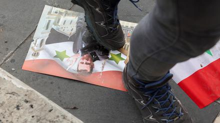 Plakat mit dem Konterfei des gestürzten syrischen Machthabers in Damaskus.